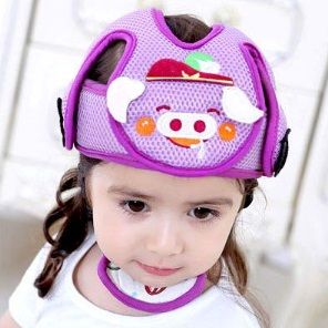 Шлем противоударный для ребенка сетчатый Свинка фиолетовый